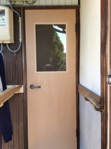 キレイなトイレのドアに。