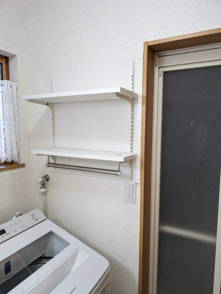 倉敷市｜【棚新設工事】洗面所に使いやすい収納を！手の届く範囲にすっきり収納できるようになりました。