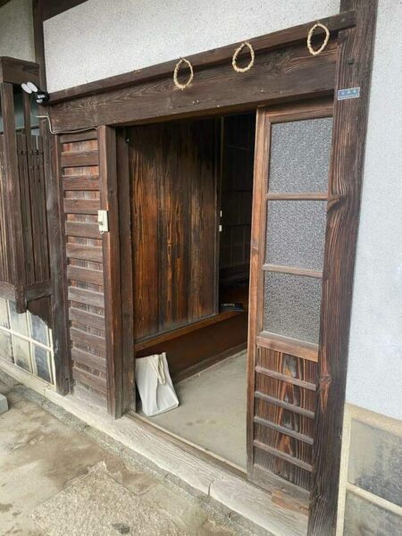 片引き戸の木製玄関も交換可能です☆